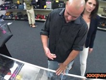 Guardián de empeños follando duro a la esposa de alguien en la casa de empeños