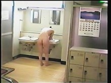 Amateur completamente desnuda es espiada en el vestuario