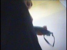 Chica en vestuario deja ver sus tetas naturales rebotando