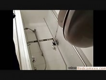 Chica joven con pechos encantadores atrapada duchándose en una cámara oculta