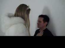 La alta princesa Kelly c Esclavo Bobby contra la pared.