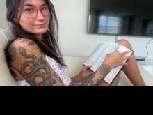 La pequeña hermanastra ratón de biblioteca entrega su coño ~ Charolette Mae ~ Fantasía doméstica ~ Scott Stark