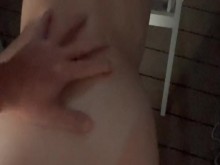 ¡Follada en el balcón de un crucero! Adolescente con gran botín, hagamos que un miembro de la tripulación la incline y la folle por detrás