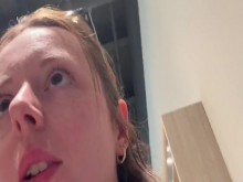 Tratando de no correrse en la librería mientras busca obscenidad ????????