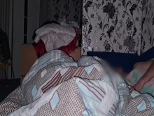 mff casero real con conversaciones. marido le da un regalo a su esposa