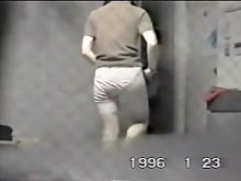 Cutie asiática muestra su coño tupido a través de la ventana