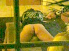 La esposa de los vecinos se folla a la almohada