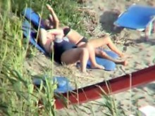 Hombre de playa espiando a madura muy gorda en traje de baño