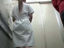 El hombre salió corriendo del ascensor después de subirse la falda