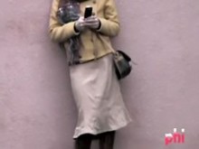 A una chica japonesa le rasgan la falda en un vídeo de tiburón