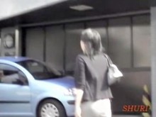 Ataque salvaje de tiburón en los pezones con una chica alegre que pierde su blusa