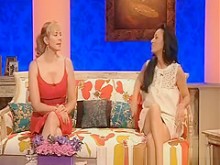 Madura sexy cruzando las piernas