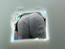 Culo gordito hace pis en el baño portátil