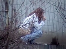 Amigos orinando afuera