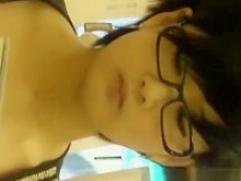 Piernas sexy asiática en pantalones cortos vaqueros ajustados