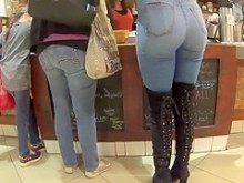 Chica perfecta con jeans ajustados y botas altas.