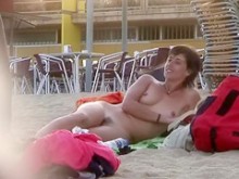 Atractiva italiana toma el sol completamente desnuda
