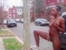 Nena negra se burla de su coño en la calle