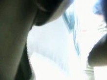 Increíble vídeo con la falda levantada de una chica blanca en público