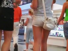 Rubia caliente en pantalones cortos es oro puro y sincero de la calle.