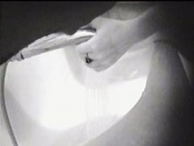 Baño graba coño amateur apenas masturbado