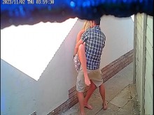 Cámara CCTV captó a una pareja follando afuera de un restaurante público