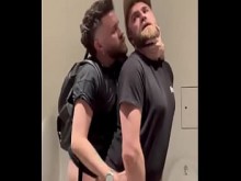 Follada profunda a pelo en público con LDNcruisingboy.  Me golpeó tan bien y me cargó el culo correctamente. Me encanta lo cl...