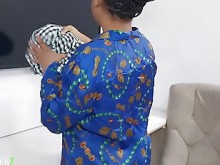 El marido pilló follando a la criada mientras limpiaba la sala de estar