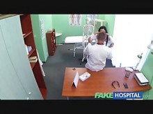 FakeHospital Un magnífico aprendiz con gafas aprende que el sexo conduce al éxito