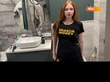 Hermanastra culona follada en el baño