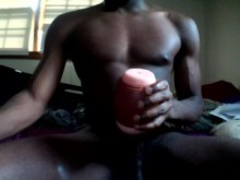 Acariciando mi polla negra con mi juguete