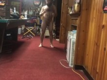 Hombre barbudo haciendo ejercicio desnudo