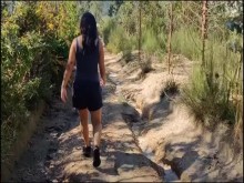 La madre de mi amiga se desnuda en el bosque durante un paseo