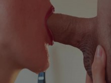 Entretuve a mi hermanastra aburrida en su habitación con una mamada y se corrió duro en su boca.