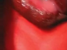 Boca mojada y lengua larga