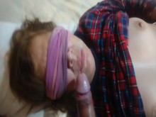 Me corro cuatro veces en la boca y la cara de mi madrastra, llena de semen.