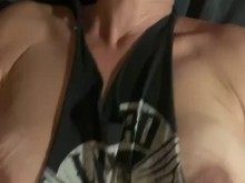 Esposa de tetas grandes recibe creampie en su coño peludo