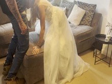 El constructor consigue que un cliente se ponga su vestido de novia y la cría antes de que su marido llegue a casa.