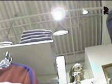 Chica rubia está mostrando sus pantalones vaqueros hasta la falda panty blanco