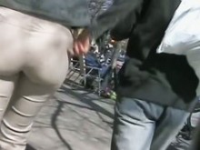 Bonita foto callejera de pantalones beige ajustados sobre un culo sexy