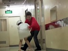 Pelea salvaje entre un fanático de los tiburones y un joven trabajador médico (18+)