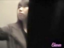 Vídeo japonés de tiburones muestra a una chica en bragas blancas