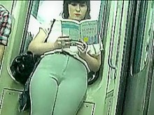 Caliente espía con dedos de camello en el metro