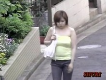 Chica regordeta y pastosa increíblemente sorprendida durante la escena del tiburón