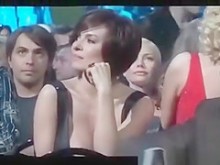 Mirando al escote de una mujer