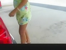 Intermitente culo sexy en gasolinera