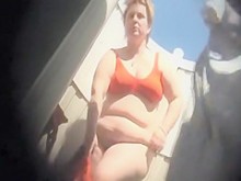 Mujeres maduras en la cabaña de la playa