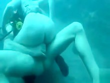 Sexo inventivo en el océano con una belleza buceadora