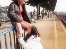 Chicas locas están haciendo cosas sucias en los lugares públicos.