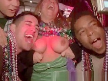 Grupo de chicas calientes mostrando sus tetas en Mardi Gras